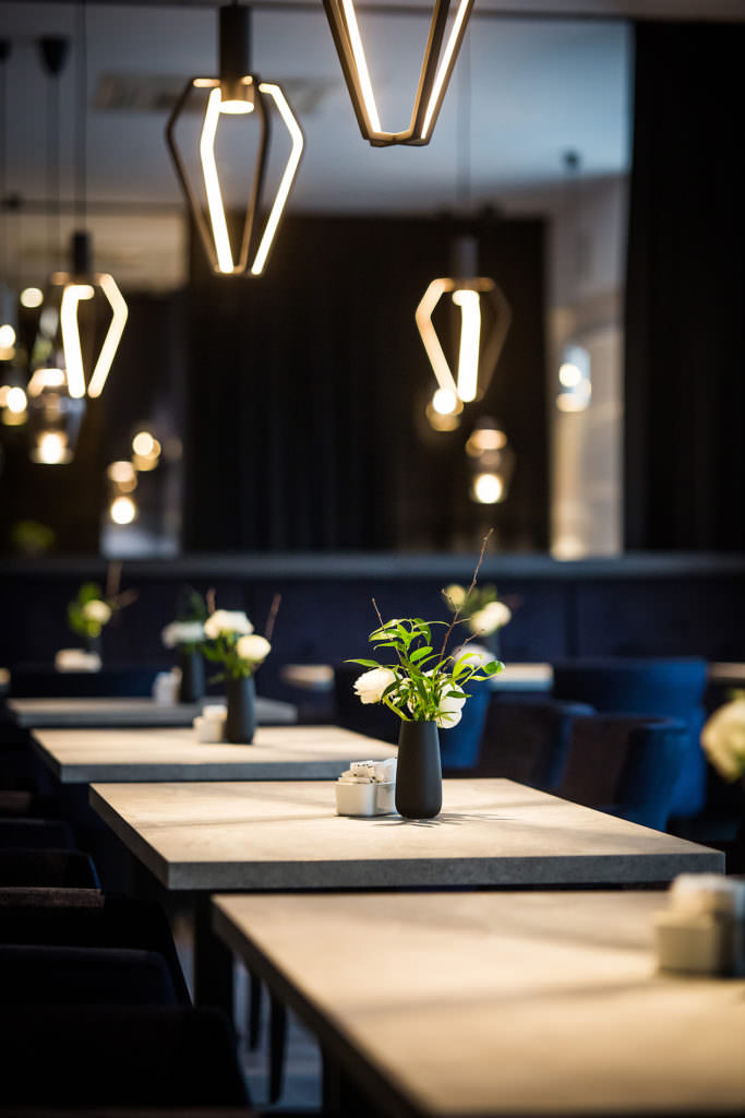 Hotelrestaurant mit modernen Lampen und einer gemütlichen Stimmung